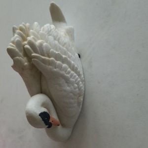 Willitts swan music box figurine